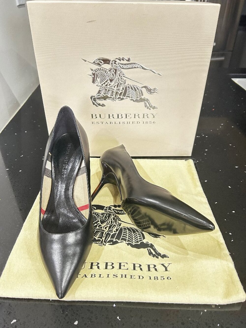 Burberry black leather pointed toe pumps size 39